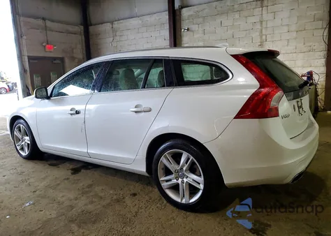 2015 Volvo V60 Premier z USA, uszkodzony, nr VIN YV126MEBXF1190525